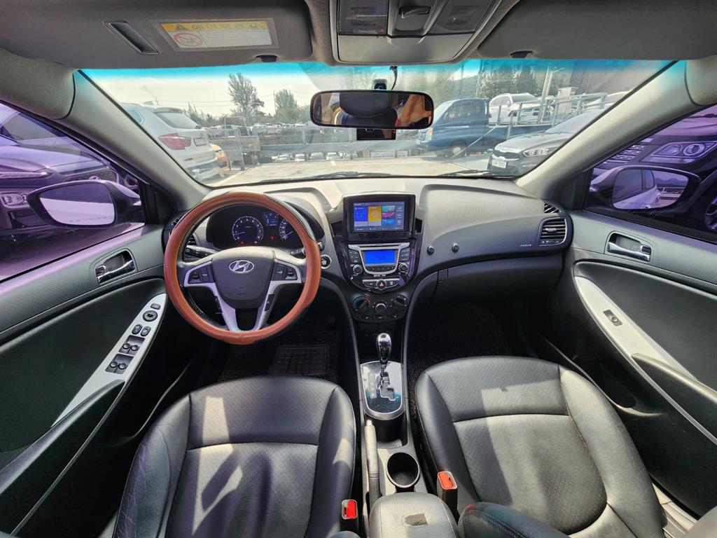 HYUNDAI Accent - Vista 12