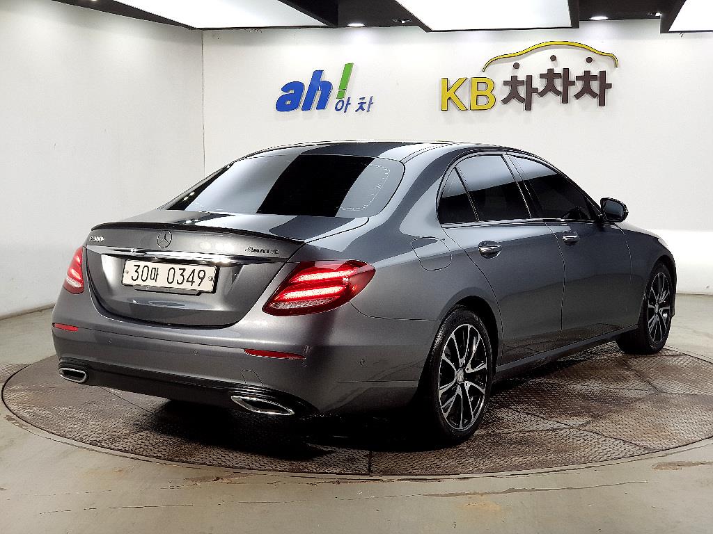 Mercedes Benz E class - Vista 4