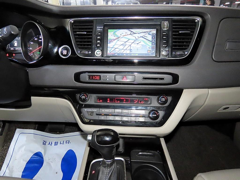 KIA Carnival - Vista 12