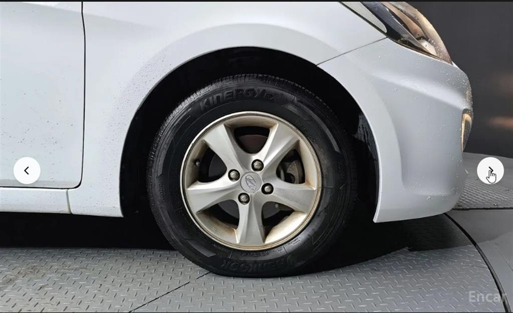 HYUNDAI Accent - Vista 5