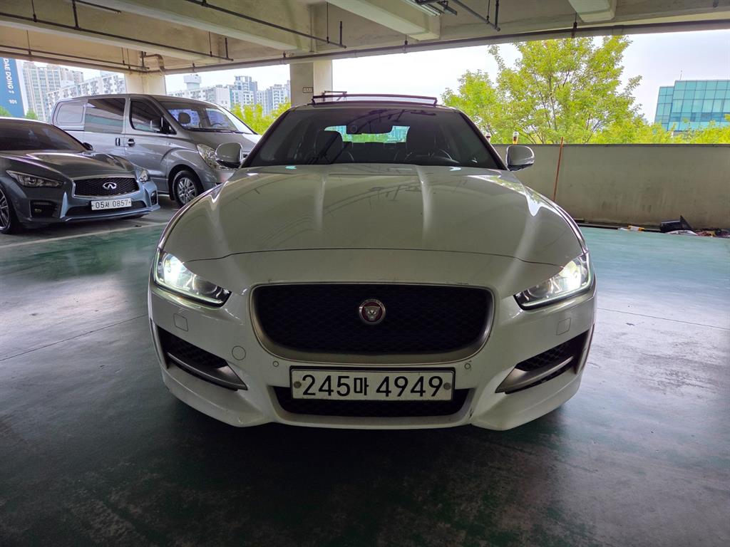 Jaguar XE - Vista 2