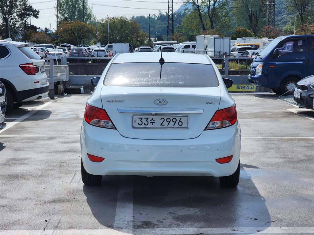 HYUNDAI Accent - Vista 4