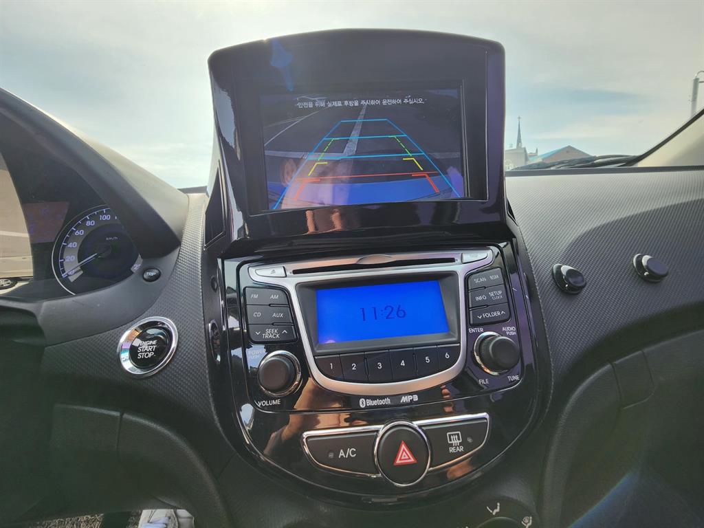 HYUNDAI Accent - Vista 9