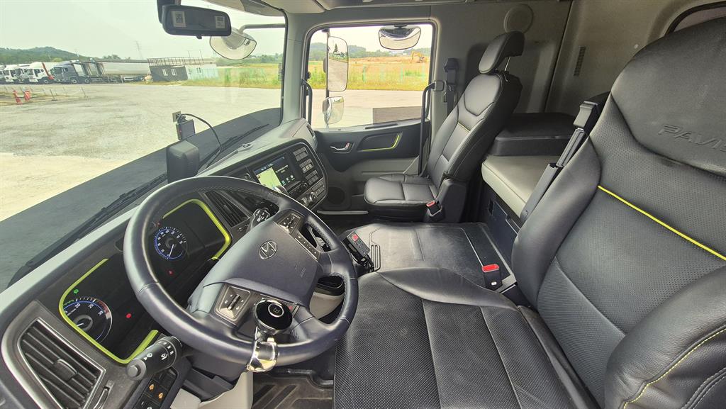 medium and large cargo truck - Vista 9