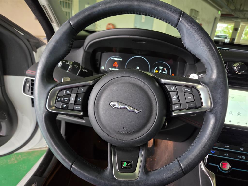 Jaguar XE - Vista 10