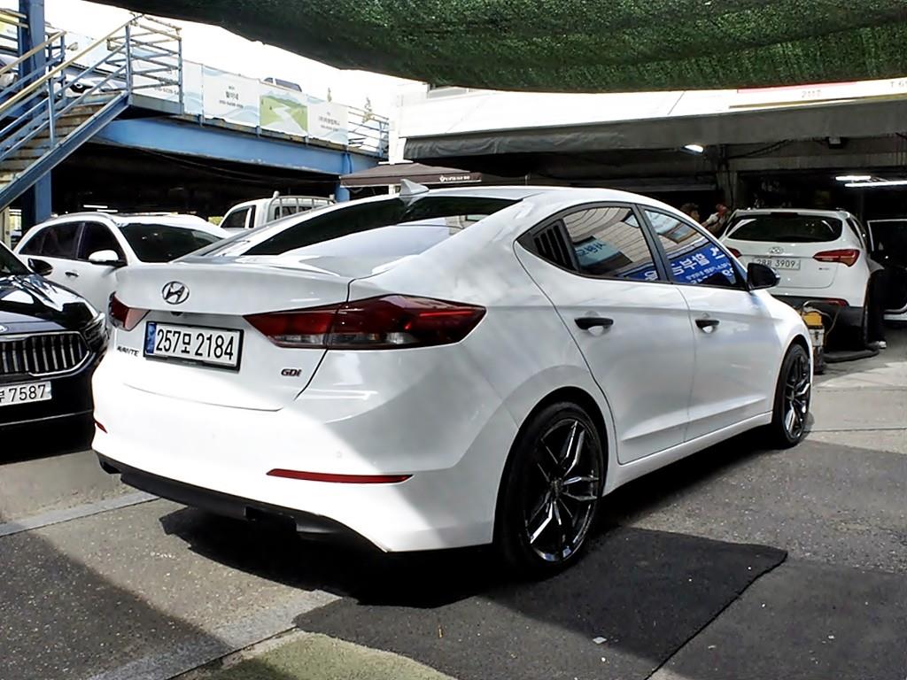 HYUNDAI Avante - Vista 7