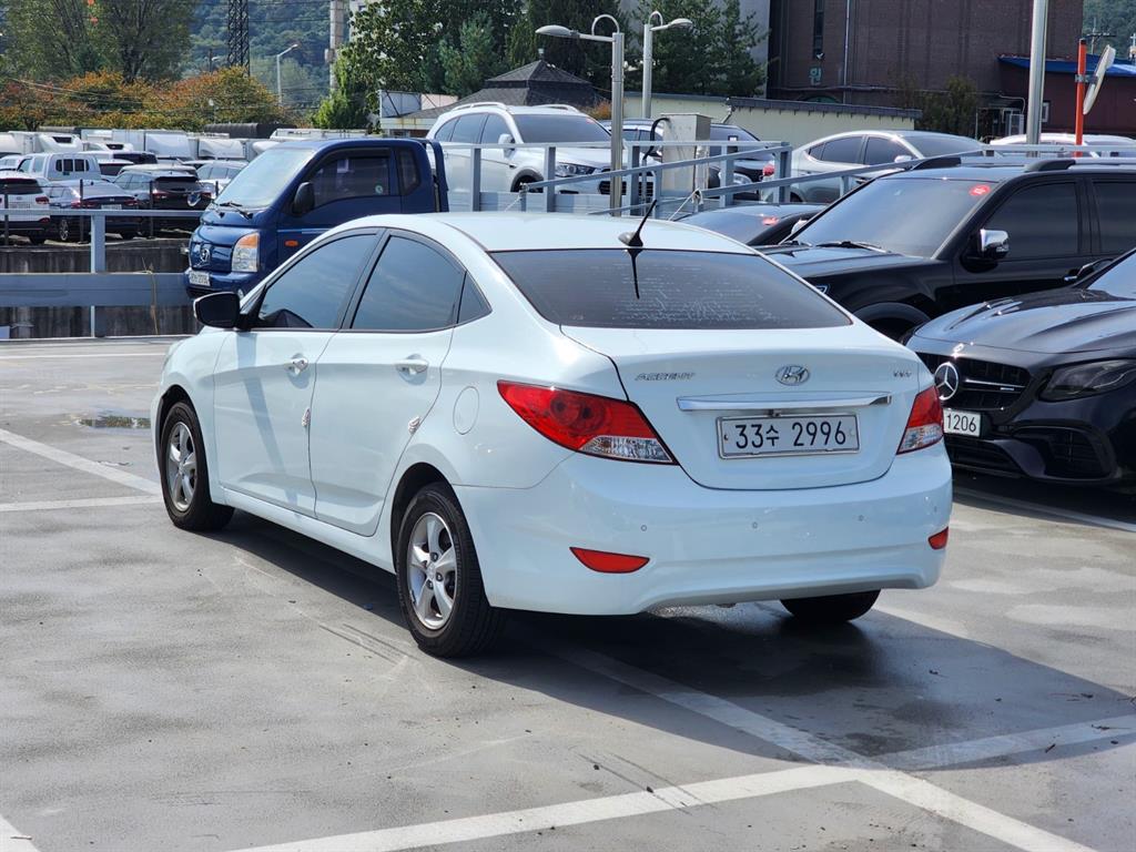 HYUNDAI Accent - Vista 6