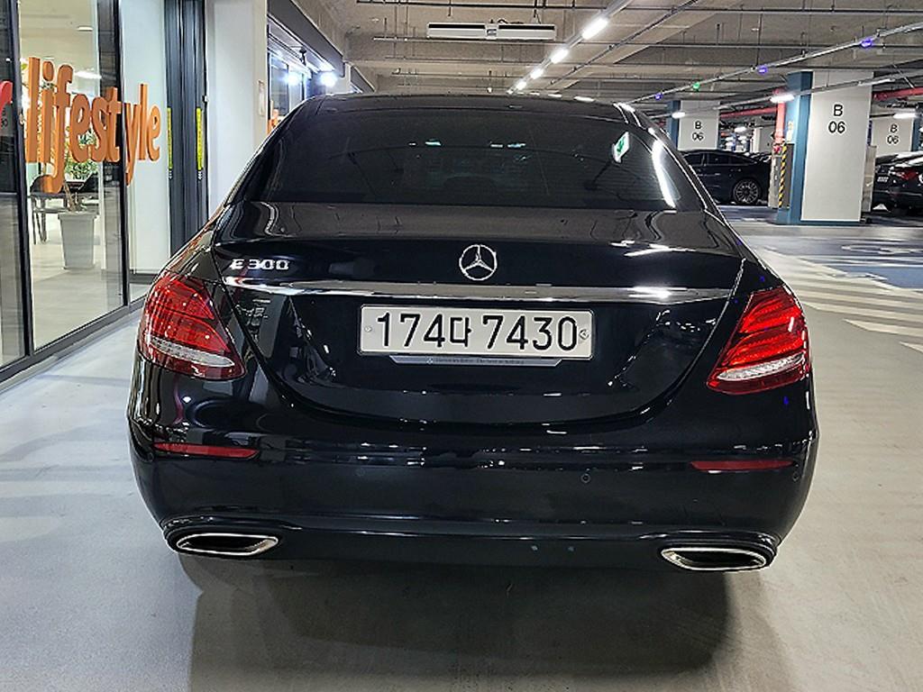 Mercedes Benz E class - Vista 5