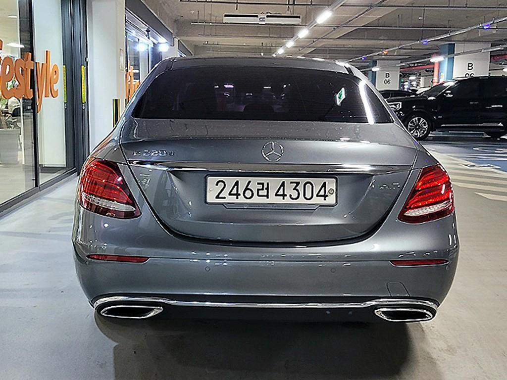 Mercedes Benz E class - Vista 5