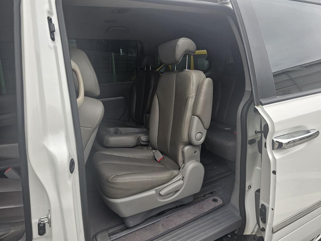 KIA Carnival - Vista 11