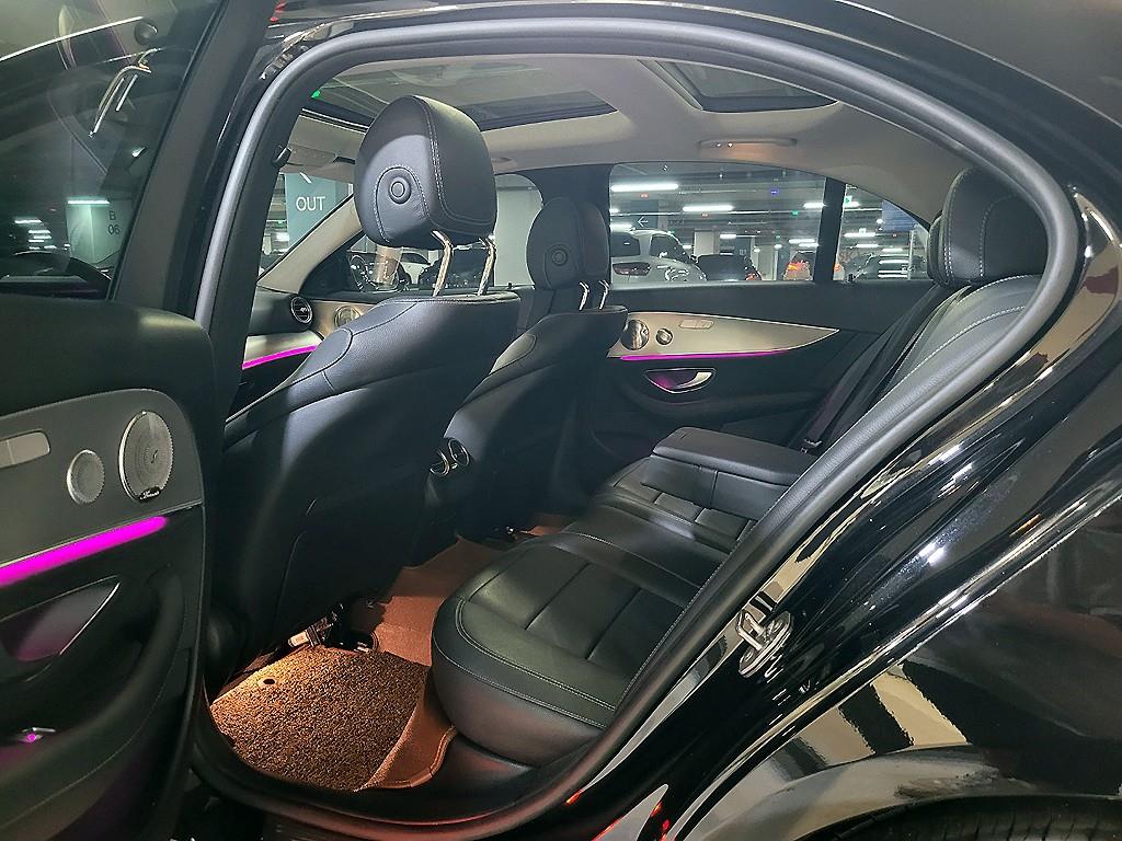 Mercedes Benz E class - Vista 8