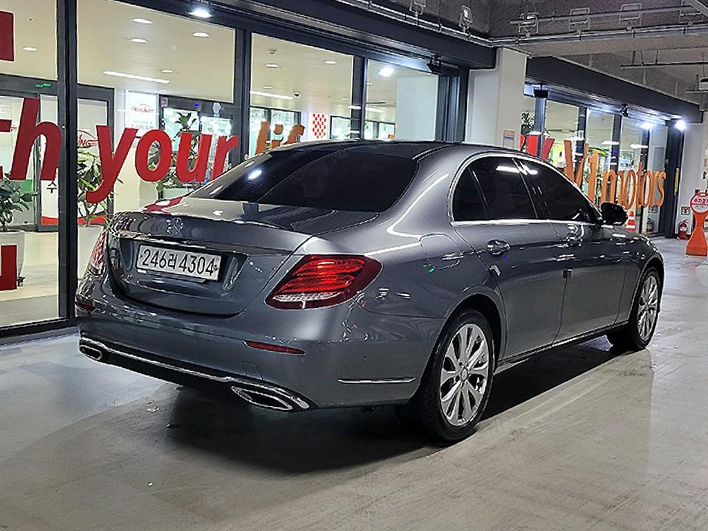 Mercedes Benz E class - Vista 4