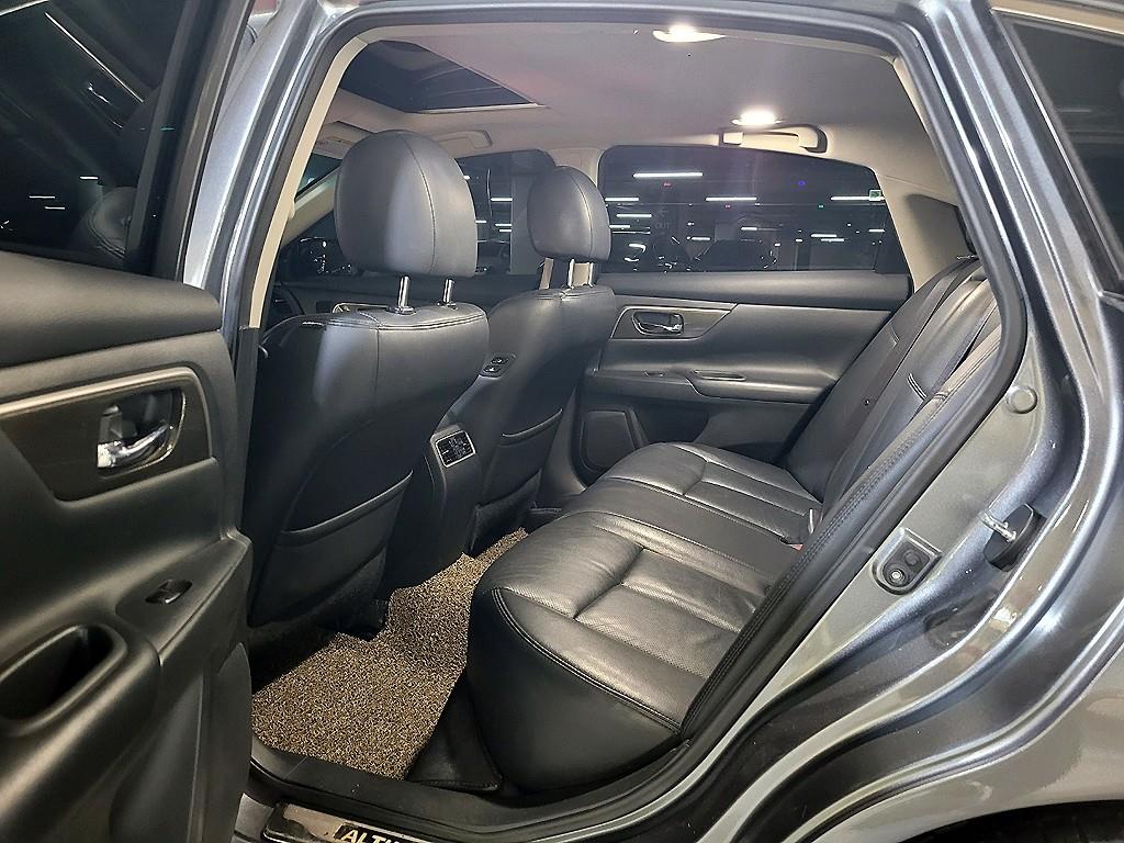 Nissan Altima - Vista 8