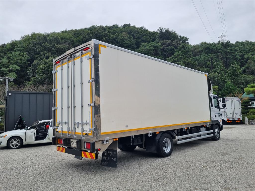 medium and large cargo truck - Vista 4