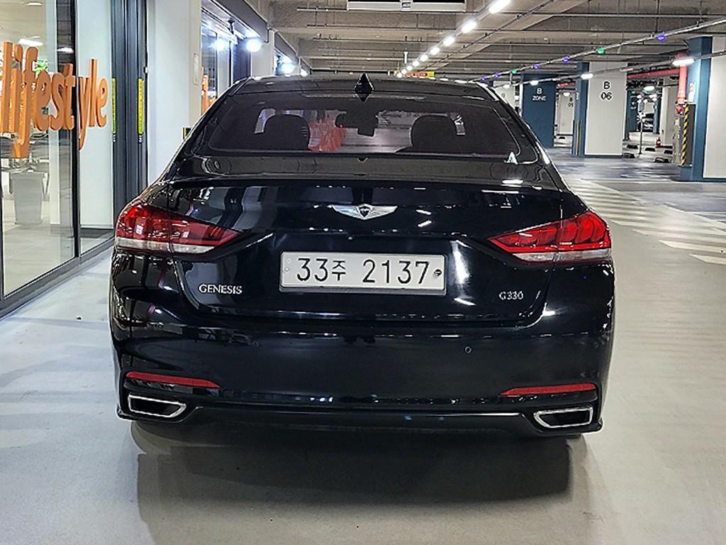 HYUNDAI Genesis - Vista 5