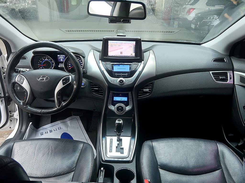 HYUNDAI Avante - Vista 9