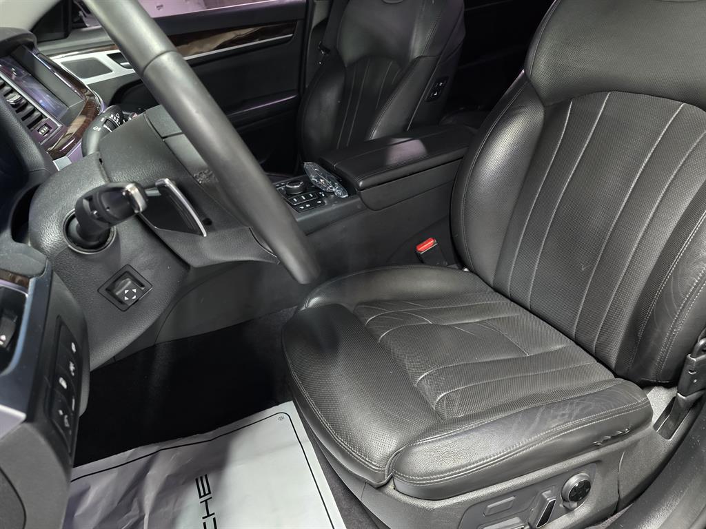 HYUNDAI Genesis - Vista 5