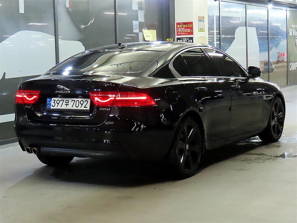 Jaguar XE - Vista 4