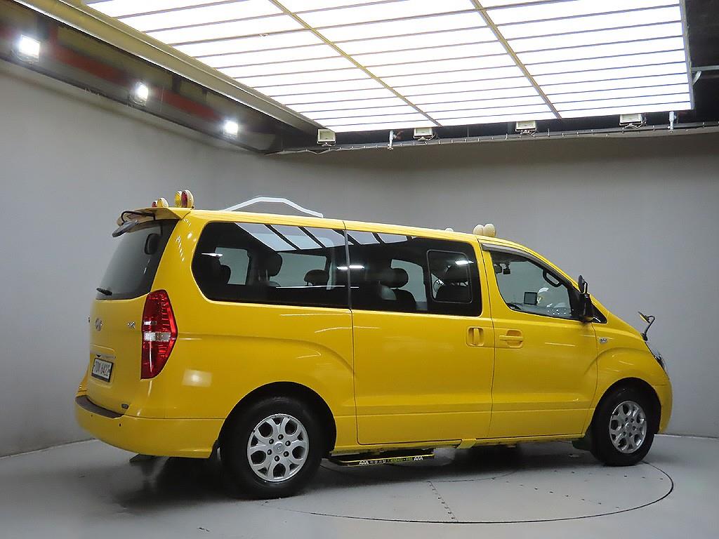 HYUNDAI Starex - Vista 7