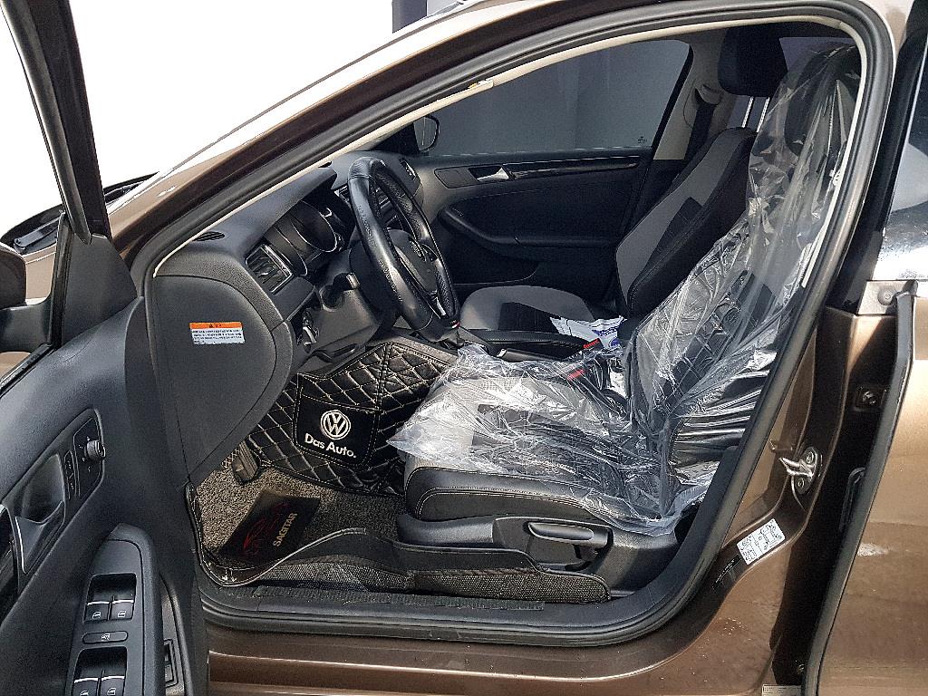 Volkswagen Jetta - Vista 8