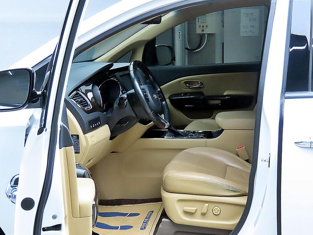 KIA Carnival - Vista 5