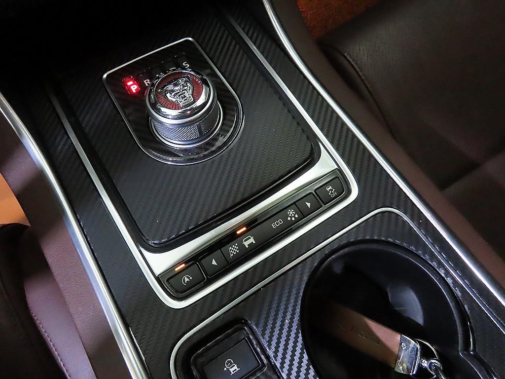 Jaguar XE - Vista 12