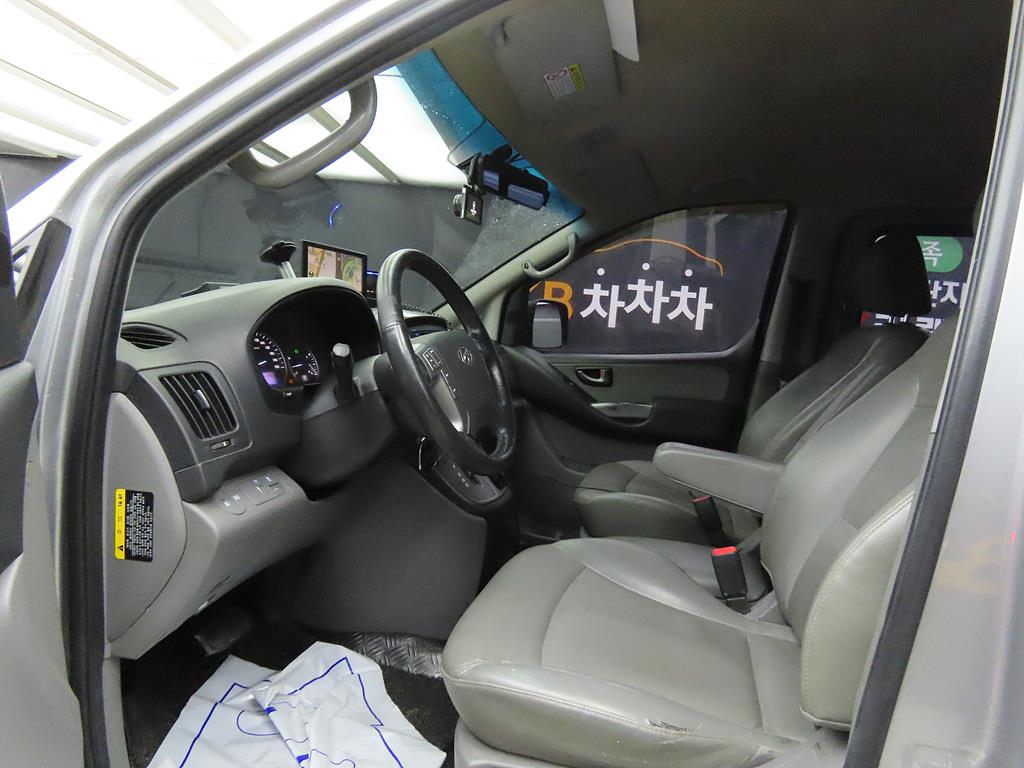 HYUNDAI Starex - Vista 5