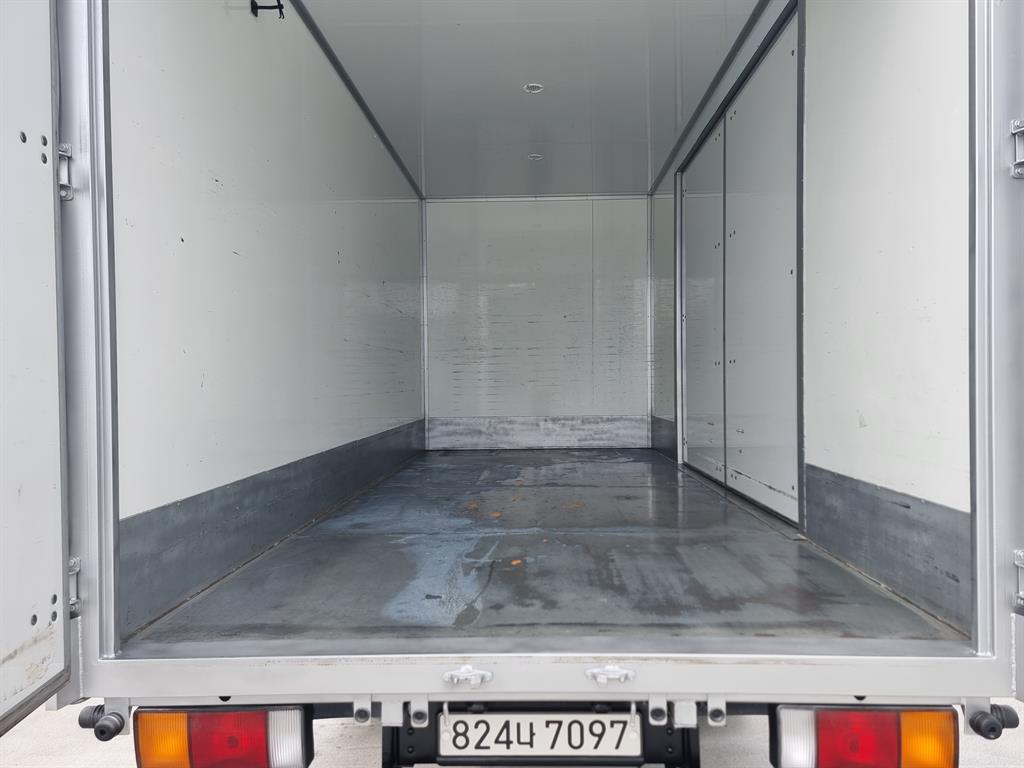 medium and large cargo truck - Vista 9