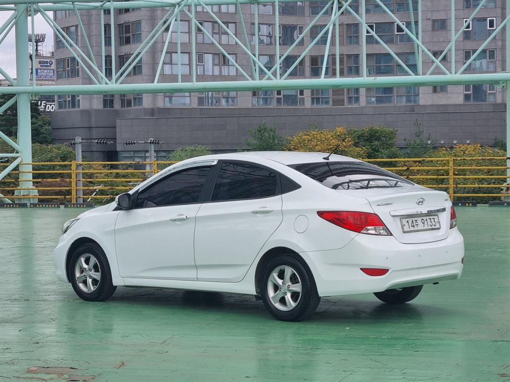 HYUNDAI Accent - Vista 4