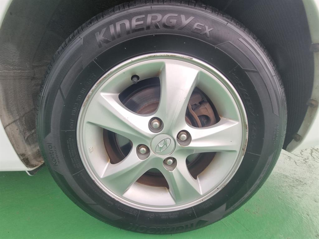 HYUNDAI Accent - Vista 5