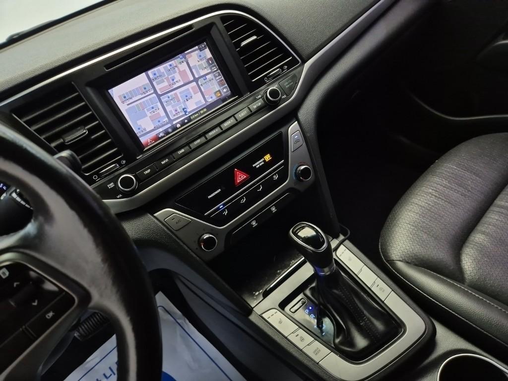 HYUNDAI Avante - Vista 10