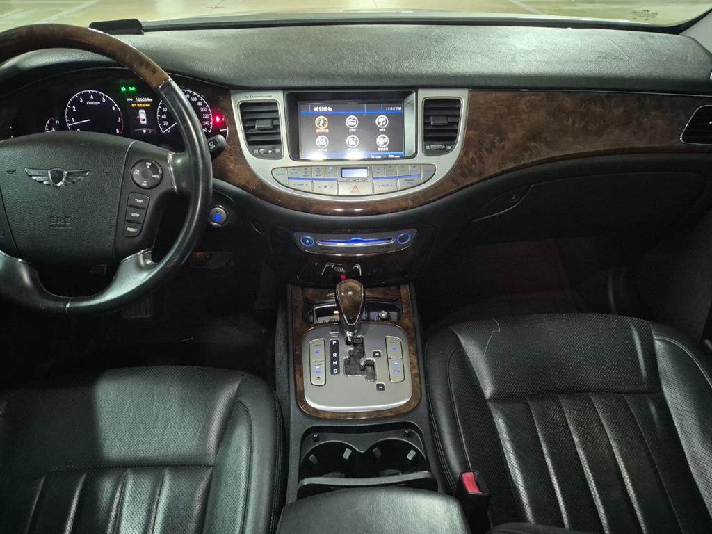 HYUNDAI Genesis - Vista 5