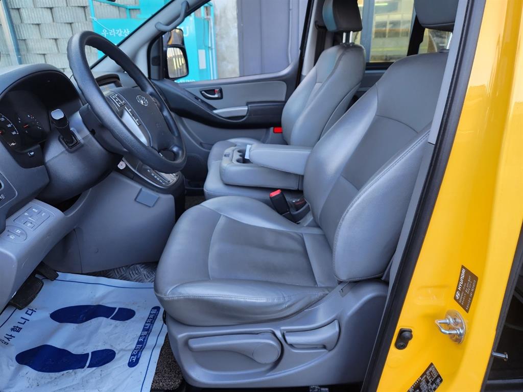 HYUNDAI Starex - Vista 12