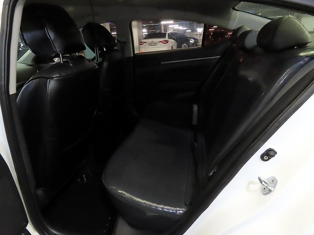 HYUNDAI Avante - Vista 7