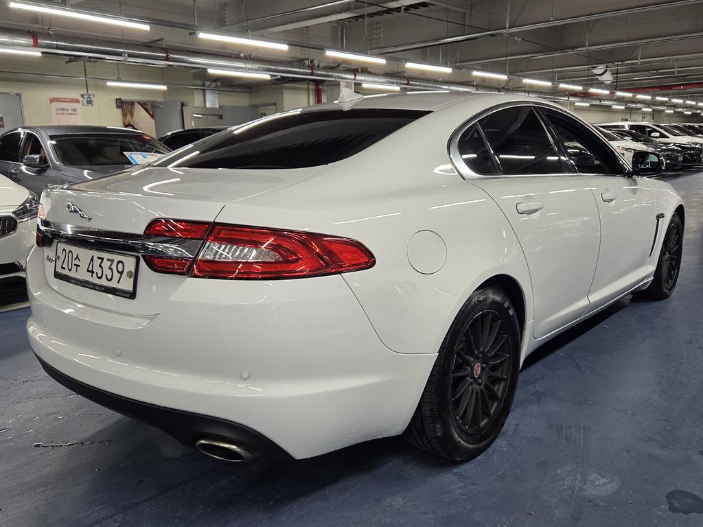 Jaguar XF - Vista 4
