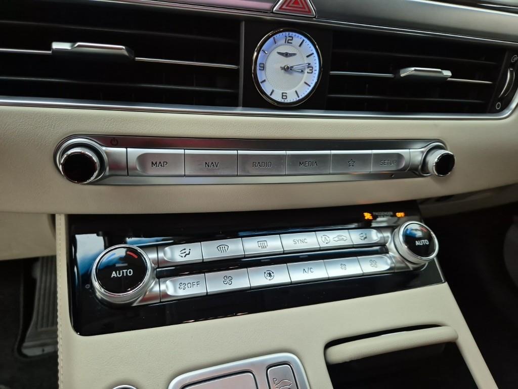 Genesis G90 - Vista 10