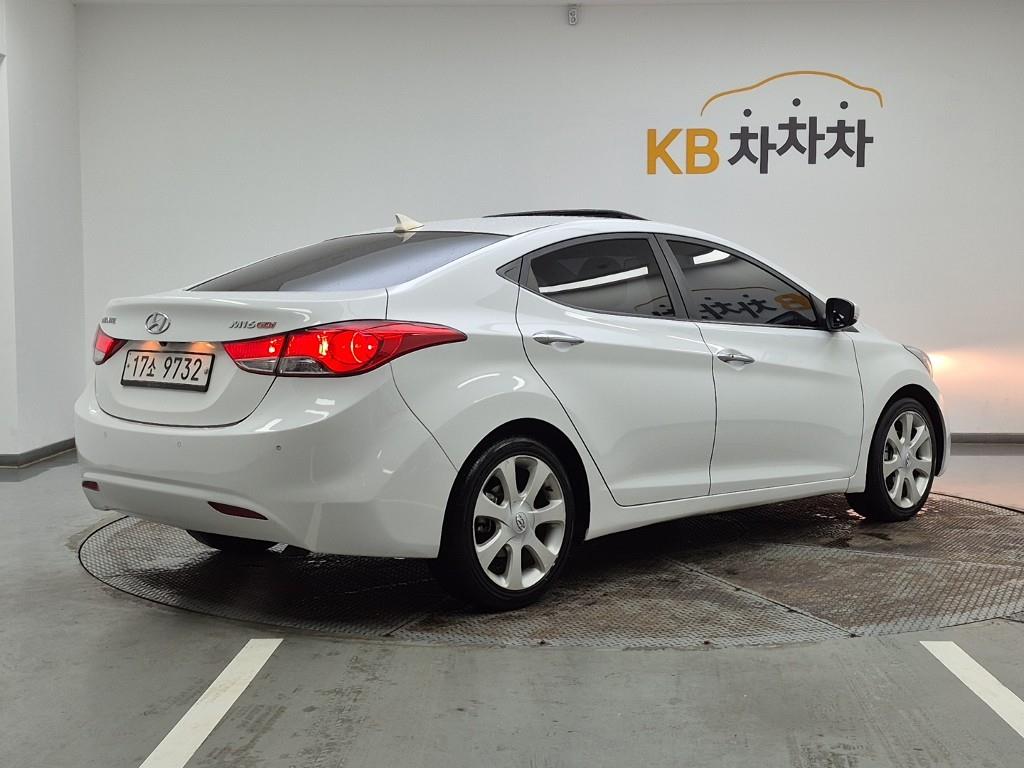 HYUNDAI Avante - Vista 4