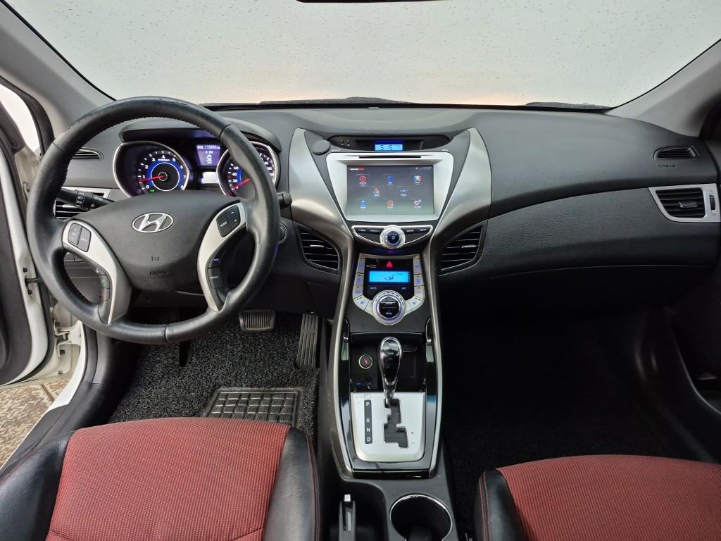 HYUNDAI Avante - Vista 5