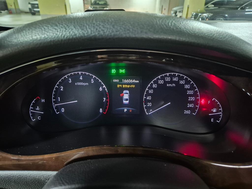 HYUNDAI Genesis - Vista 6