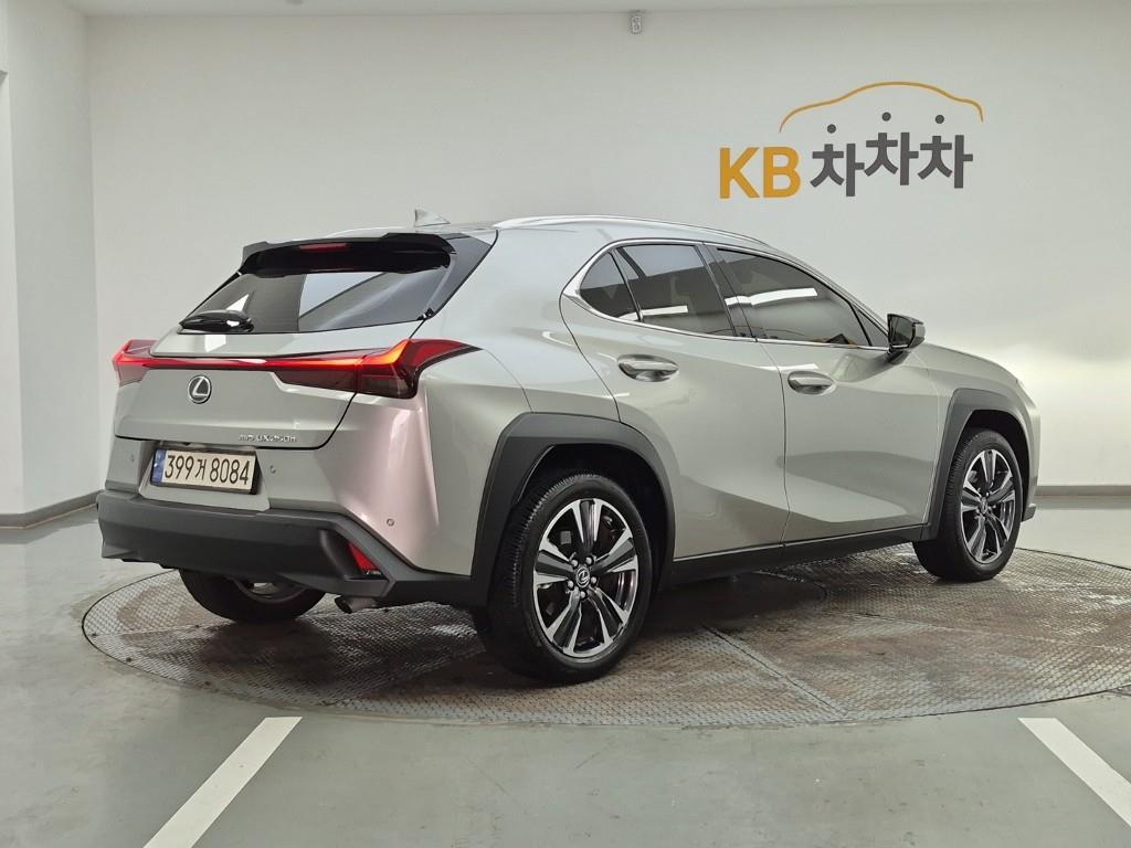 Lexus UX - Vista 4