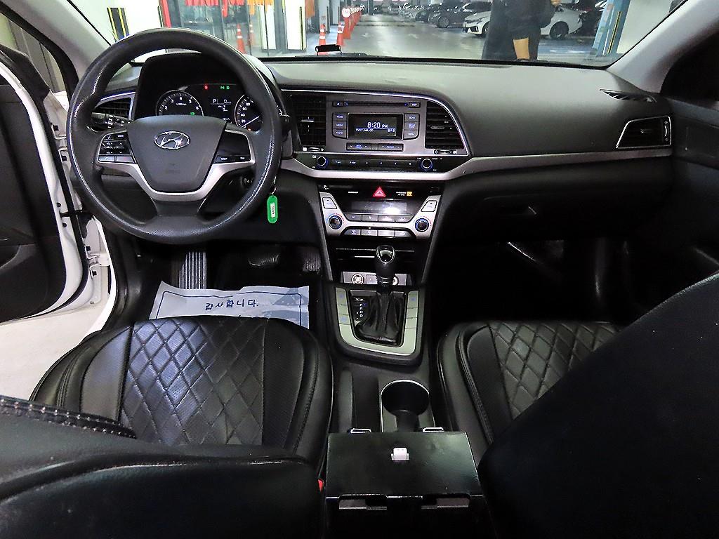 HYUNDAI Avante - Vista 10