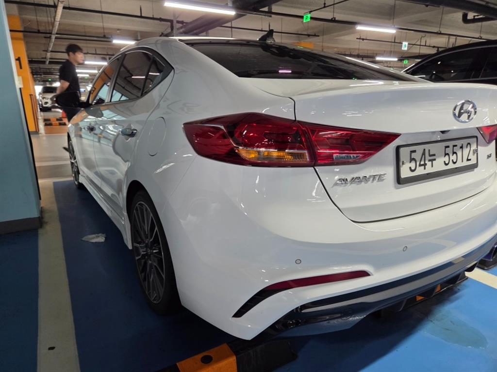 HYUNDAI Avante - Vista 4