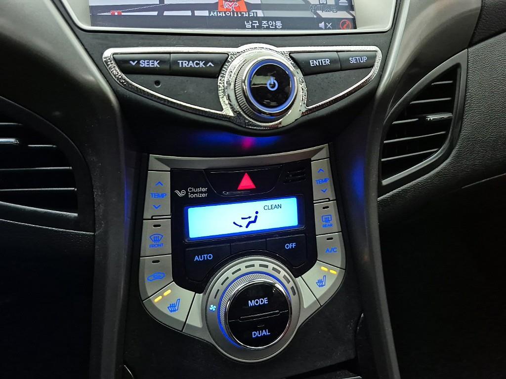 HYUNDAI Avante - Vista 10