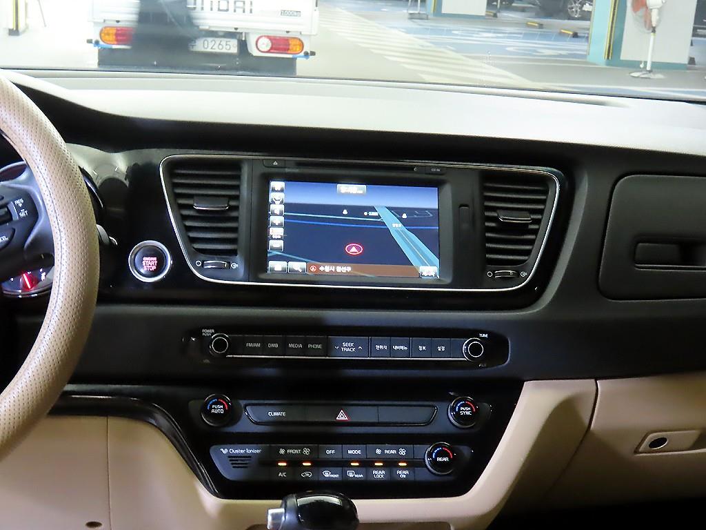 KIA Carnival - Vista 11