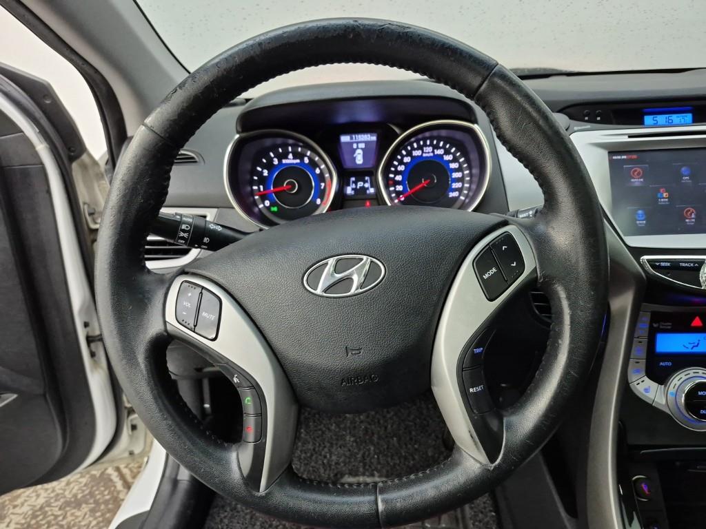 HYUNDAI Avante - Vista 9