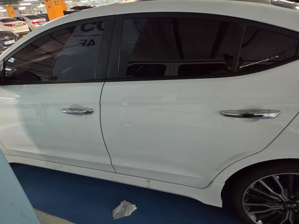 HYUNDAI Avante - Vista 3