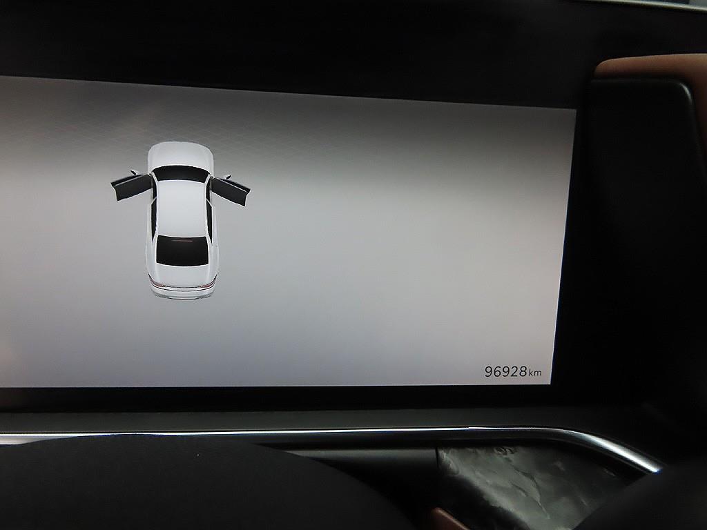 Genesis G90 - Vista 11