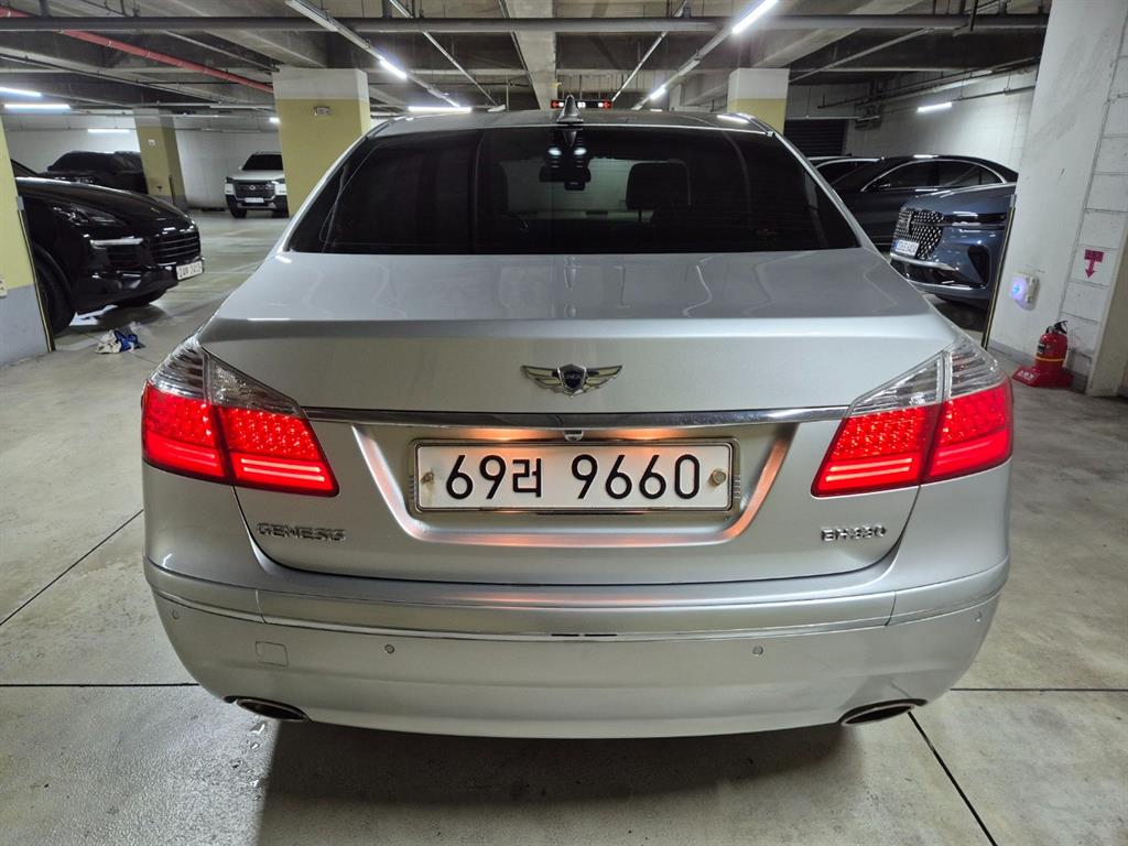 HYUNDAI Genesis - Vista 4