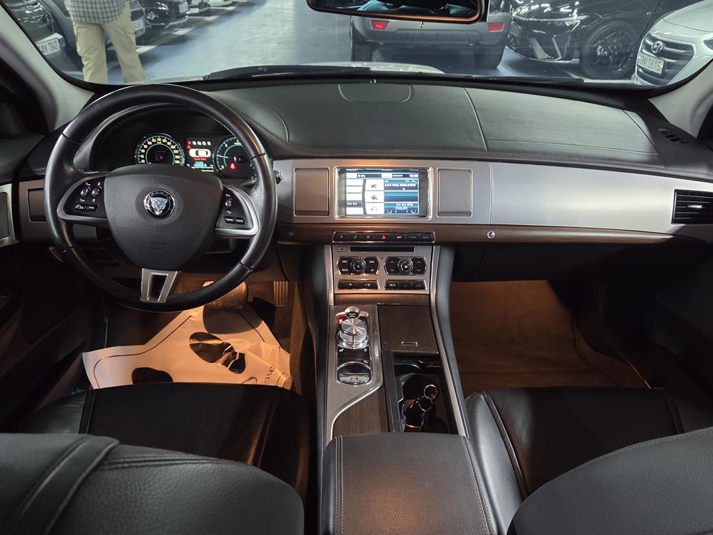 Jaguar XF - Vista 10