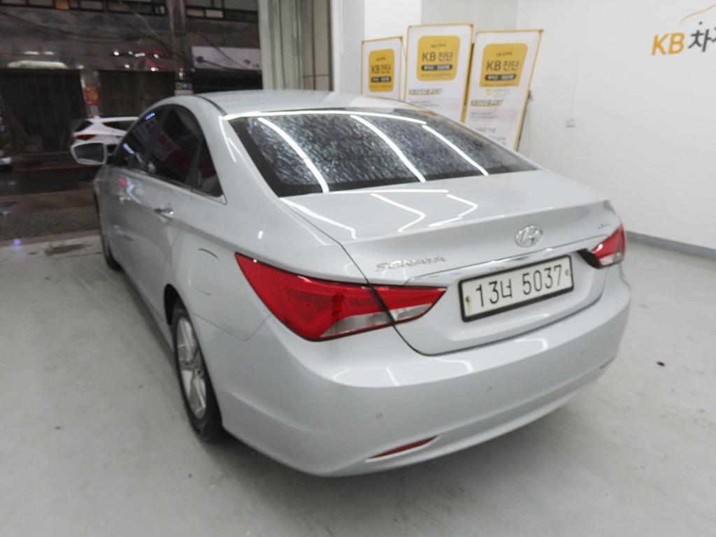 HYUNDAI Sonata - Vista 4